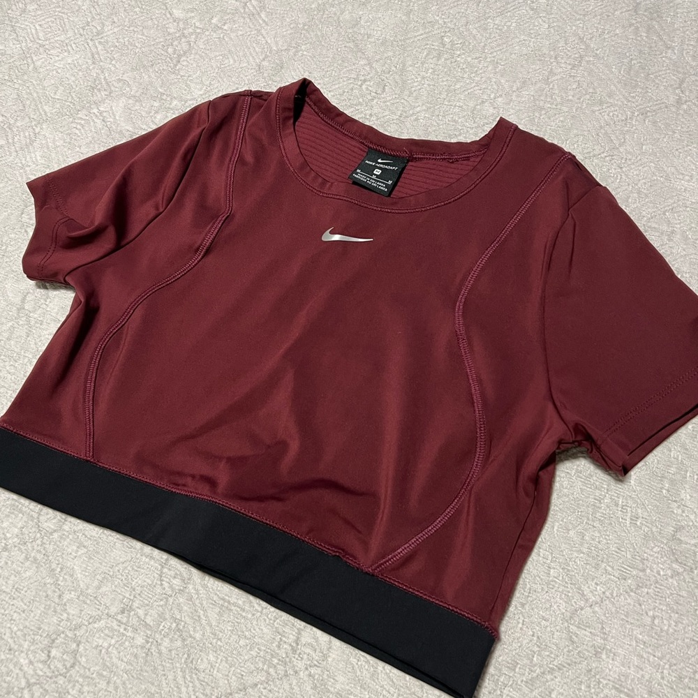 Nike Aeroadapt Athletic Crop Top